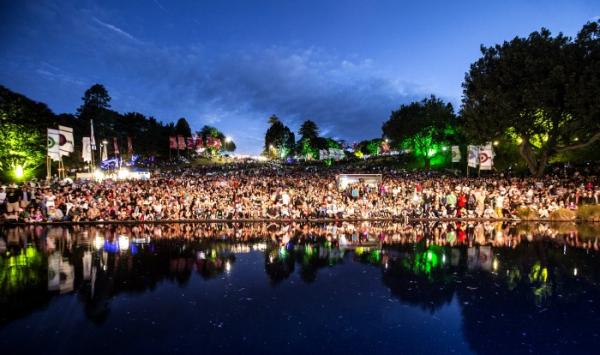Crowd on Bowl Hill at night Credit Andy Jackson Fairfax NZ 28 smaller 10x