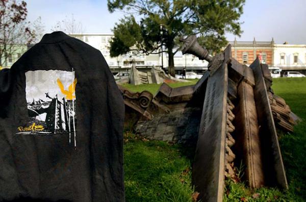 Hallensteins t-shirt beside sculpture